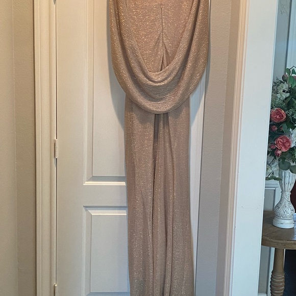 Classy and elegant with beautiful lines.Worn for wedding - Picture 3 of 3